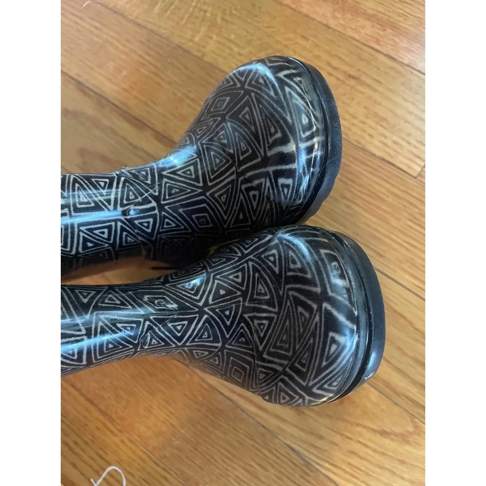 Toms Kids Rain Boots Black White Geometric Triangle Pattern Pull On Size 13